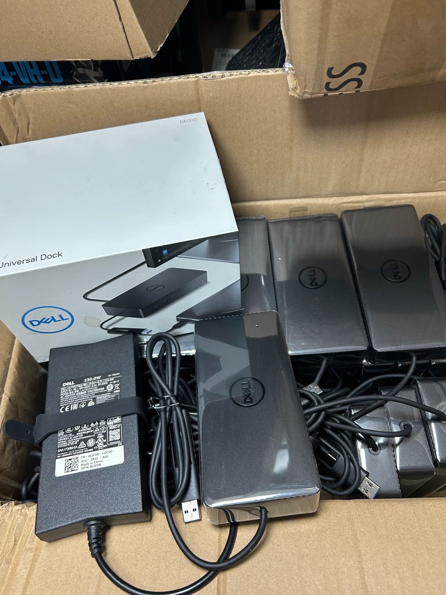 Dell Universal Dock - D6000S, Equipped with USB-C/USB-A PowerShare Options, Connect Upto Three 4K Displays, LED Indicator, Black